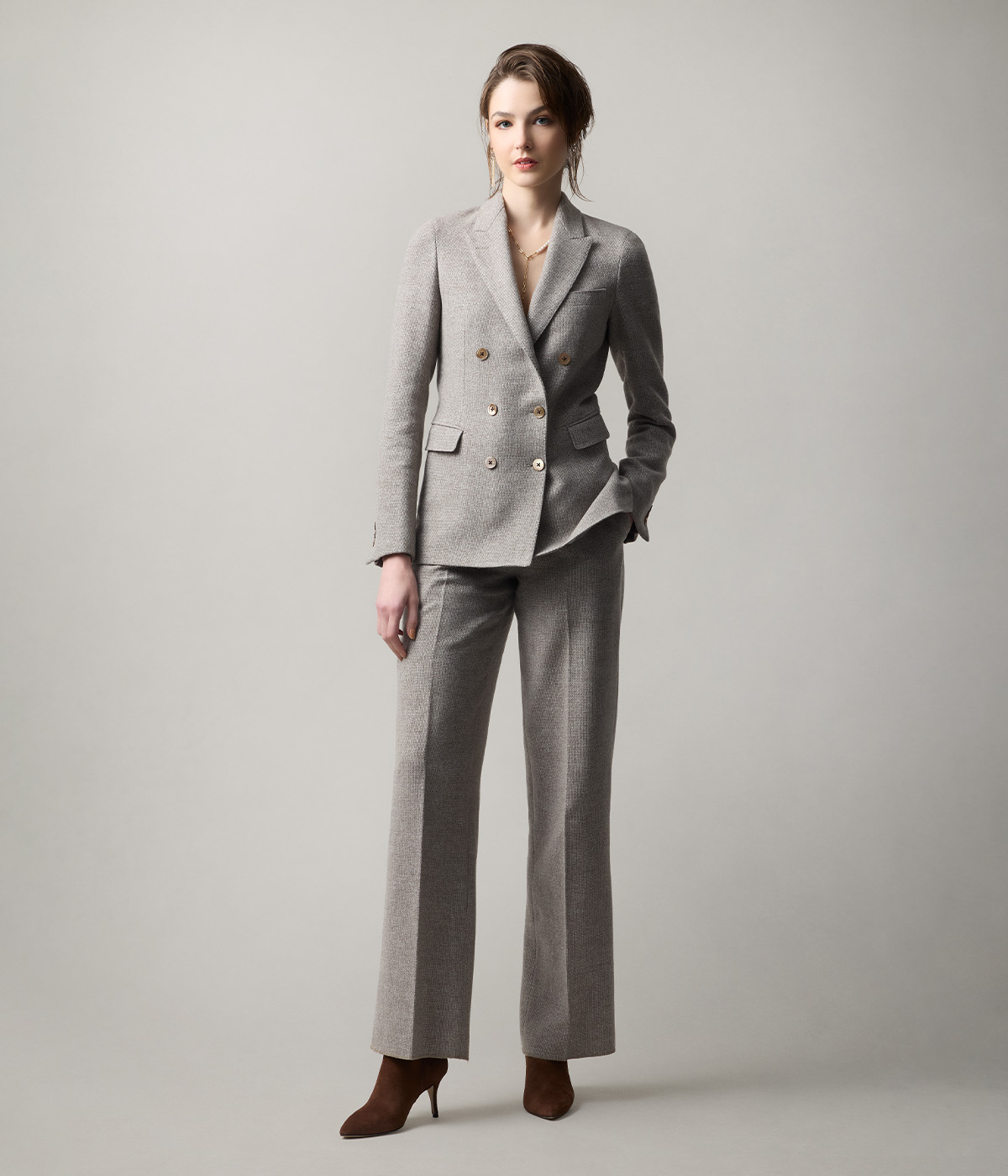 ゼニアのレディースフルオーダースーツを着た女性