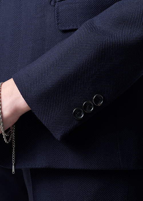 レディースオーダースーツの手元アップ