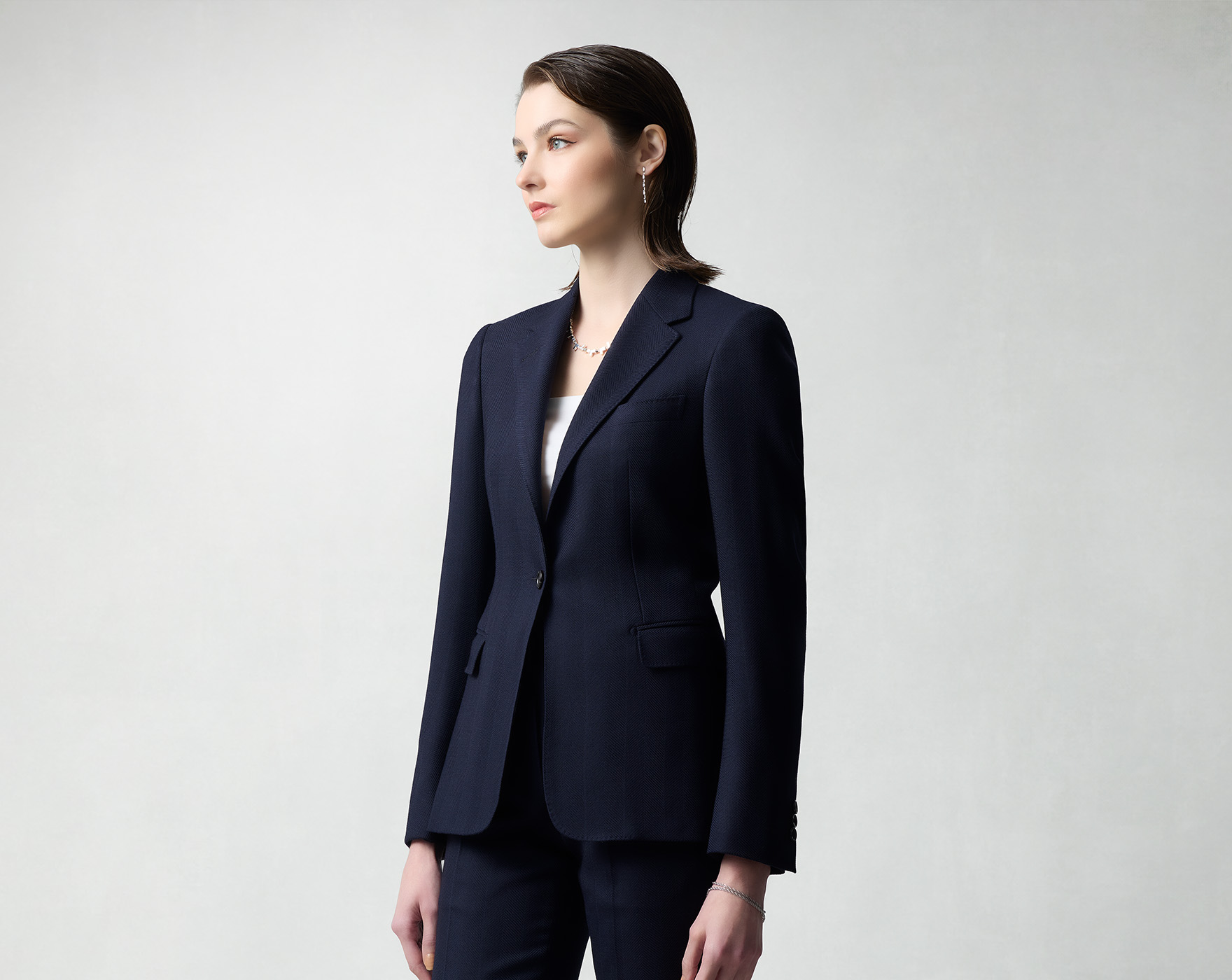 レディースオーダースーツの膝から上の着用イメージ