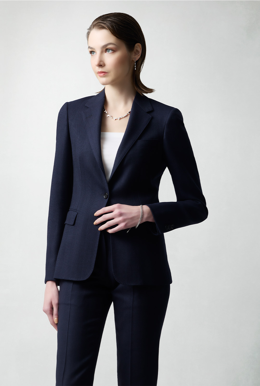 レディースオーダースーツの膝から上の着用イメージ