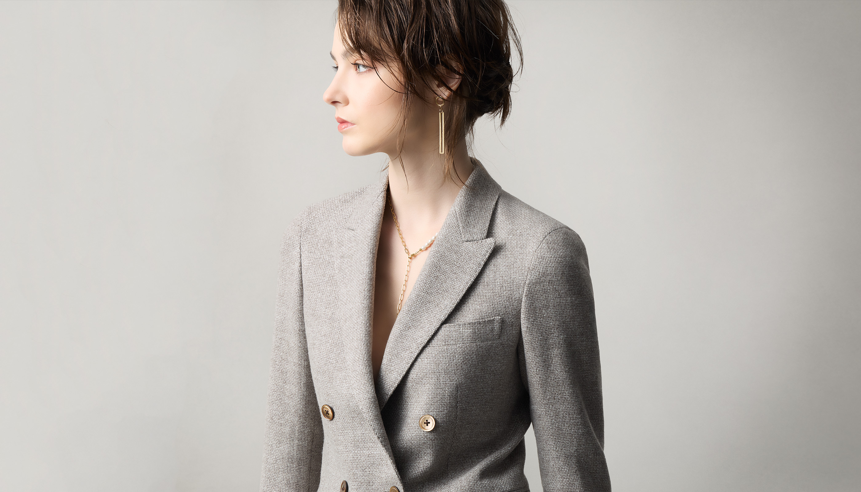 ゼニアのレディースオーダースーツを着た女性の上半身アップ