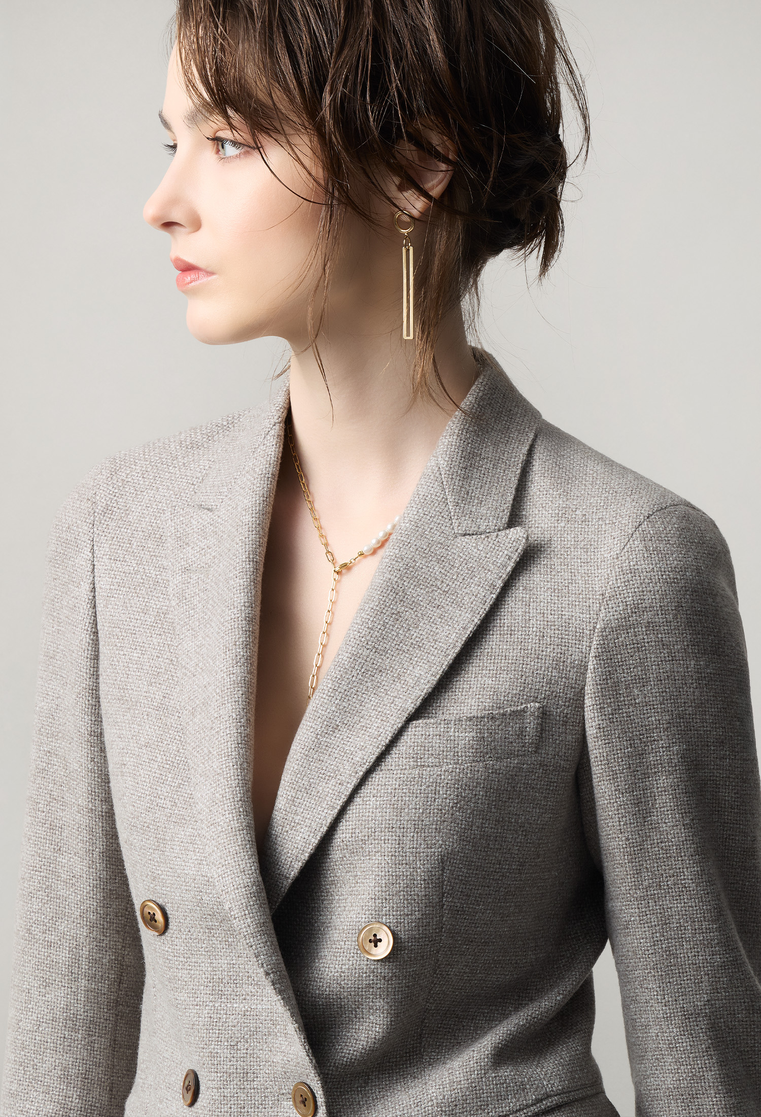 ゼニアのレディースオーダースーツを着た女性の上半身アップ