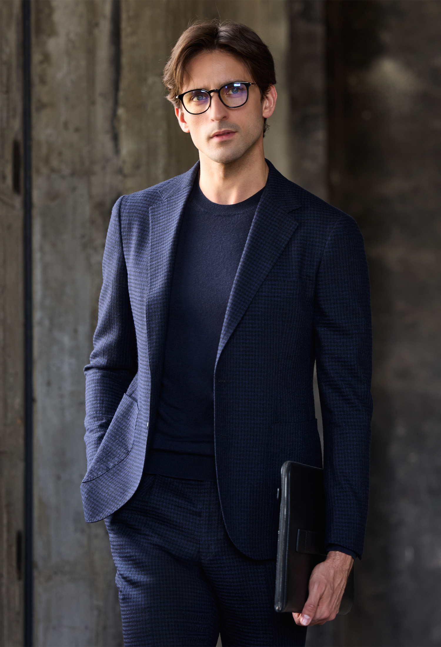 ゼニア生地の私服用オーダーセットアップを着た人