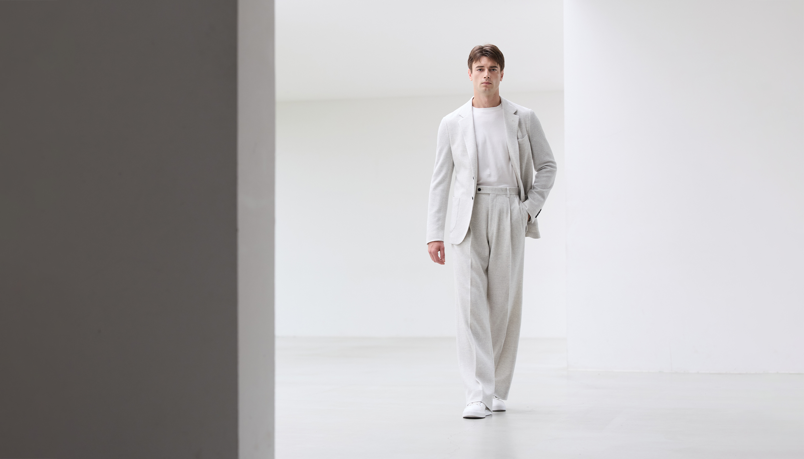 ゼニア生地の私服用オーダーセットアップを着た人