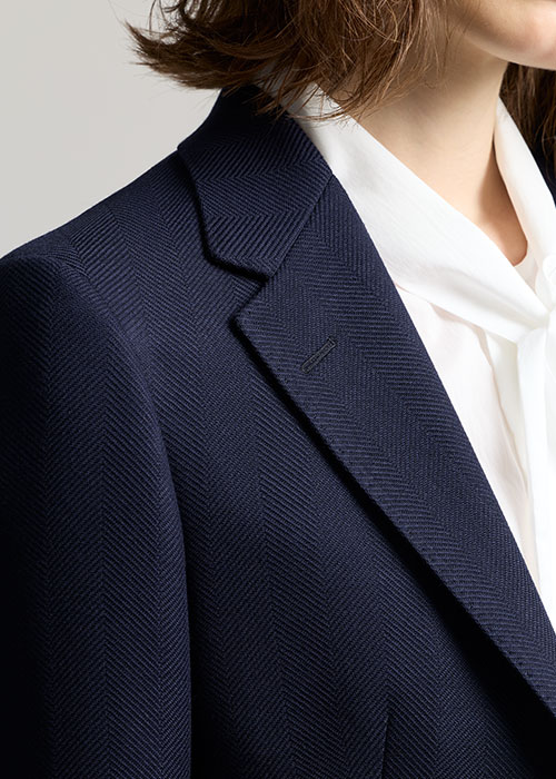 レディースオーダースーツのジャケット肩アップの写真