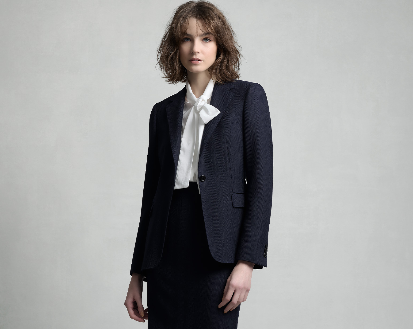 レディースオーダースーツのスカートスタイル膝から上の着用イメージ