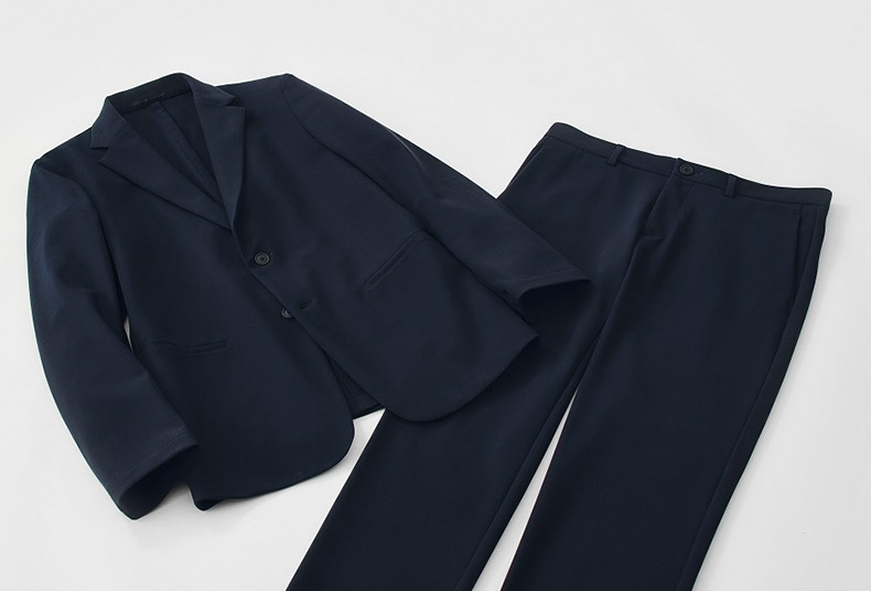 紺色のノッチドラペルジャケット