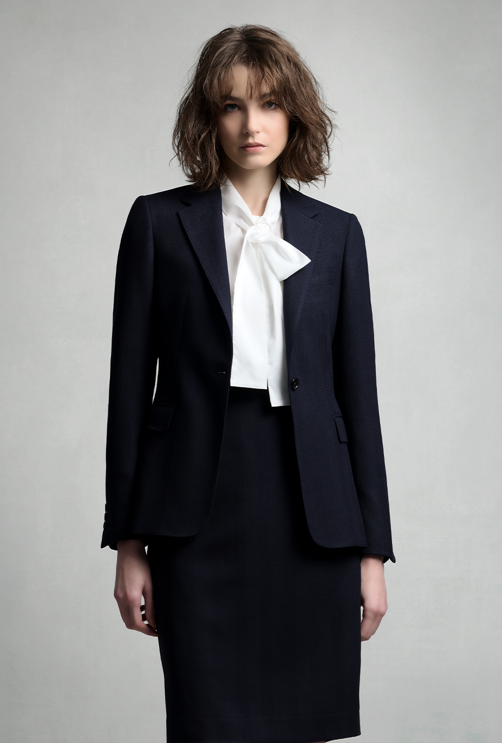 レディースオーダースーツのスカートスタイル膝から上の着用イメージ