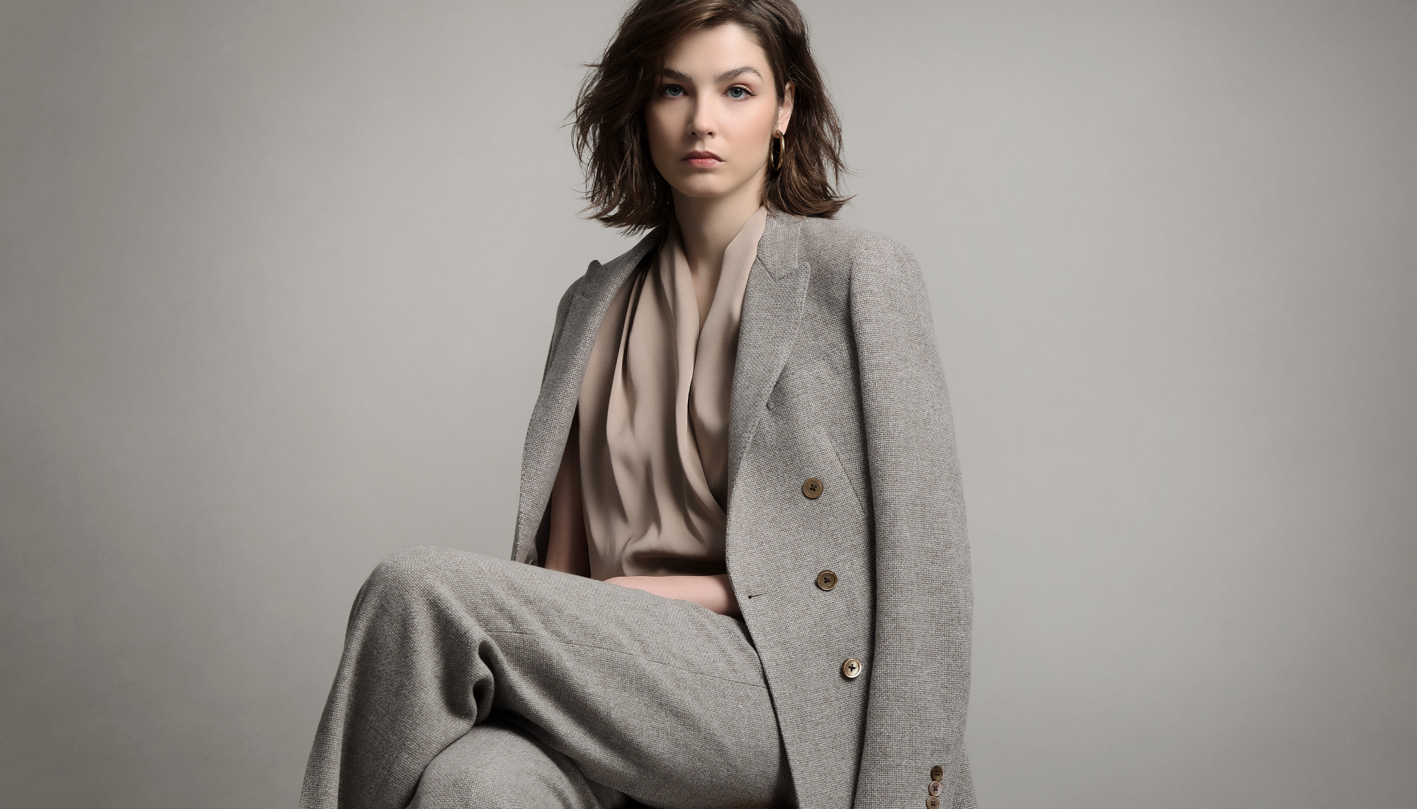 ゼニアのレディースオーダースーツを着た女性の座っているシーン