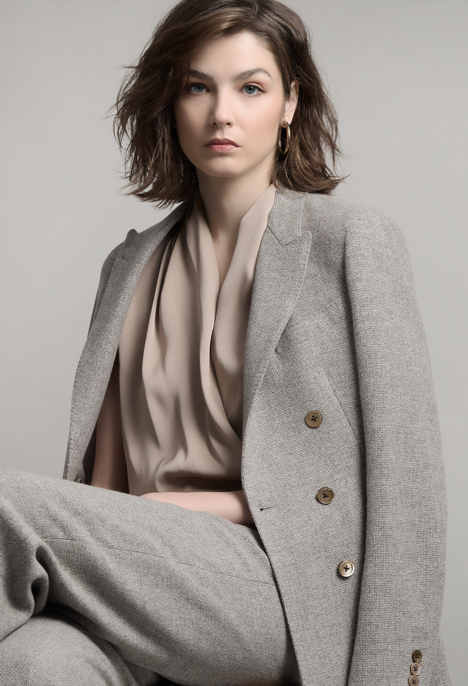 ゼニアのレディースオーダースーツを着た女性の座っているシーン