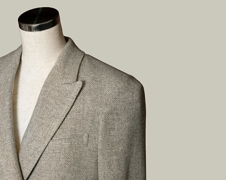 レディースオーダースーツのジャケット肩アップの写真